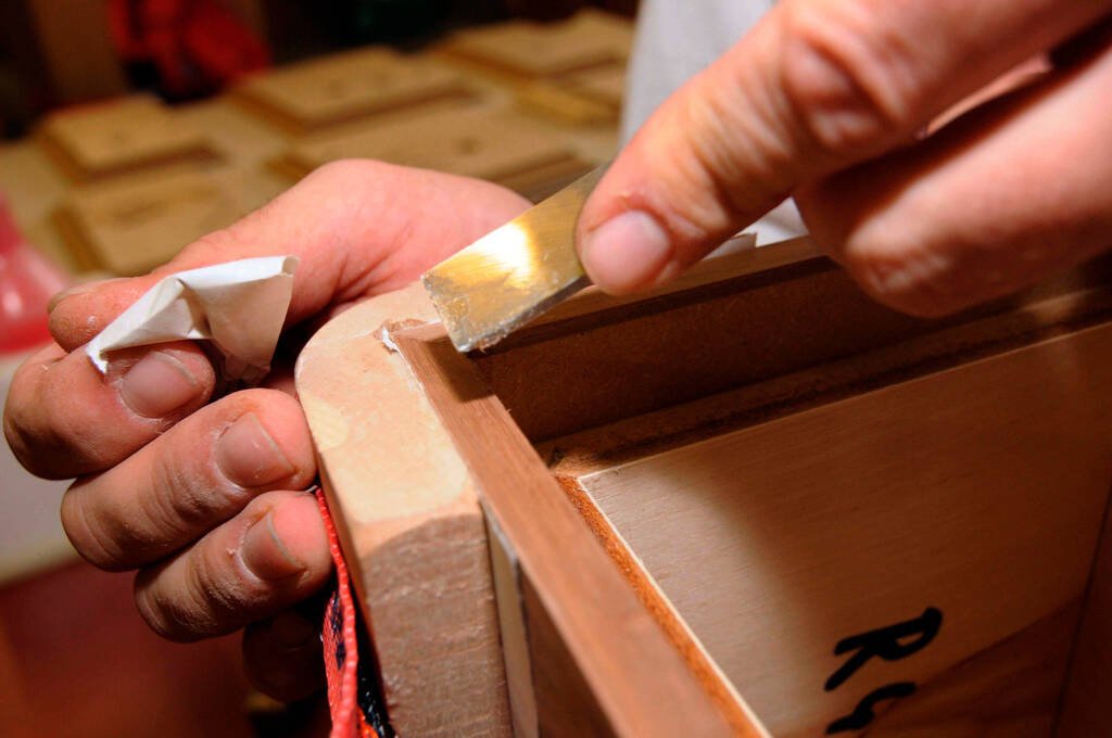 madera biselada trabajo manual con cincel - mantenimiento y reparacion carpinteria SEMYC Puebla