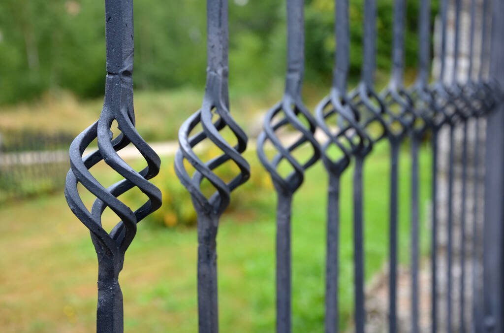 porton metalico con herrajes decorativos en arco jardin - herreria SEMYC Puebla